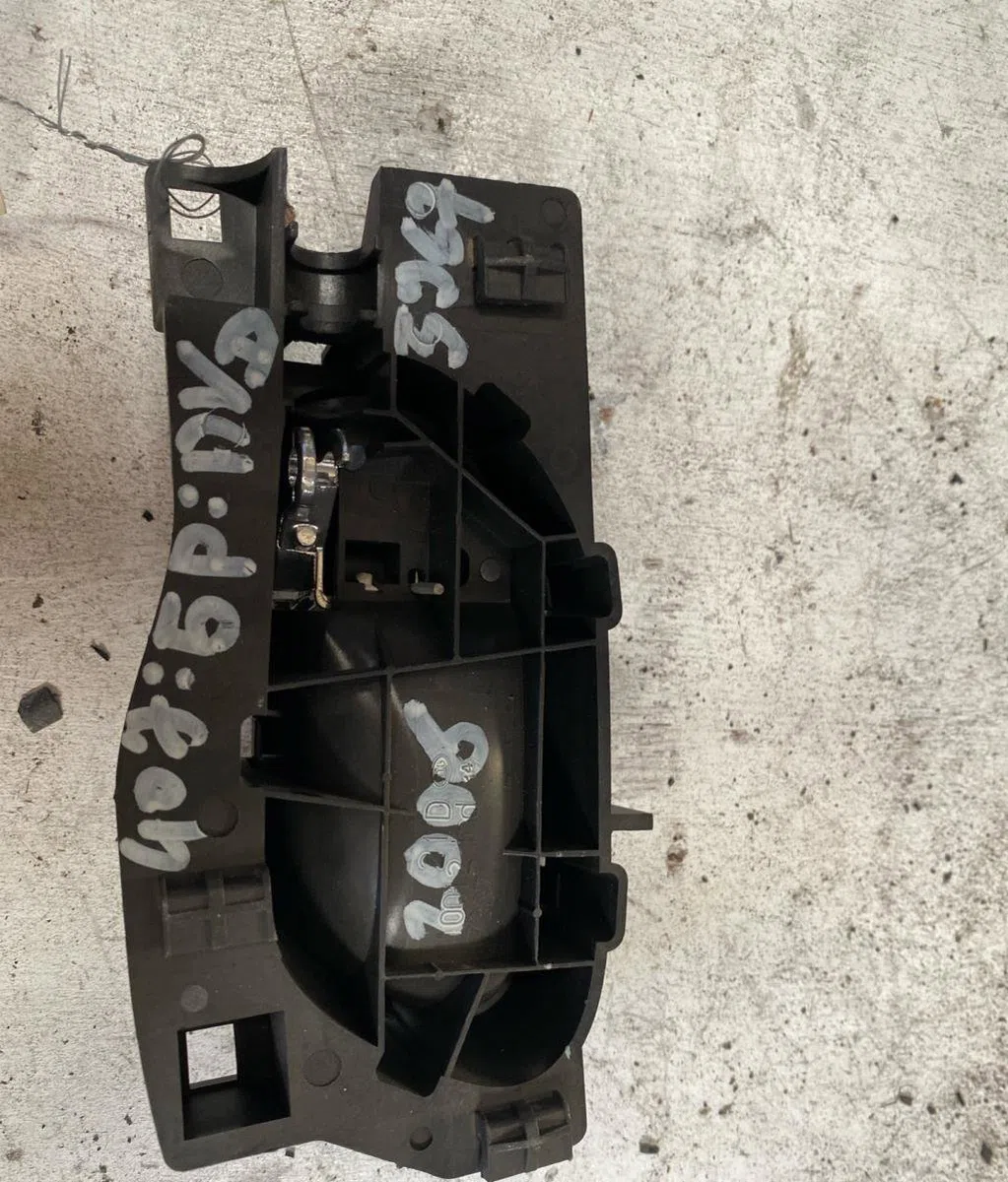 Poignee int porte avd Peugeot 407 (6D_) 2.0 hdi 135 (6drhrh, 6drhre, 6drhrg, 6drhrj) (2004-2010) 4 portes occasion
