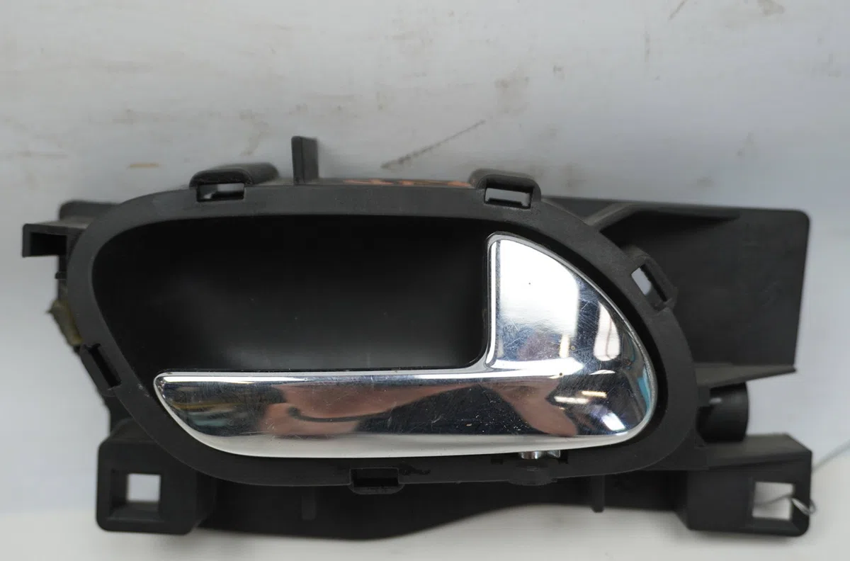 Poignee int porte avd Peugeot 407 SW (6E_) 2.2 (2004-2005) occasion