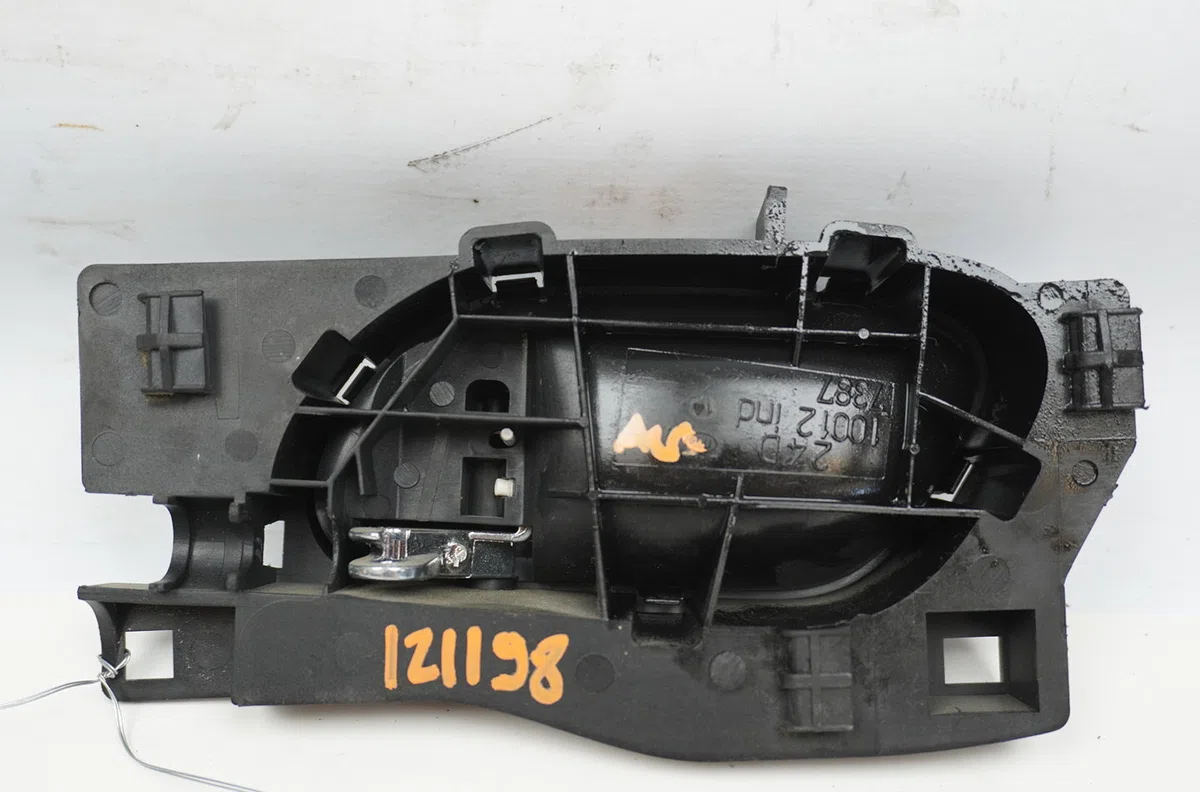 Poignee int porte avd Peugeot 407 SW (6E_) 2.2 (2004-2005) occasion