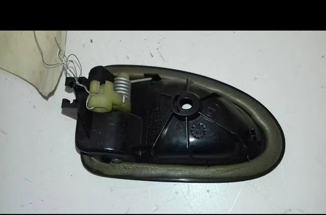 Poignee int porte avd Renault CLIO II (BB_, CB_) 1.2 lpg (1998-2009) occasion
