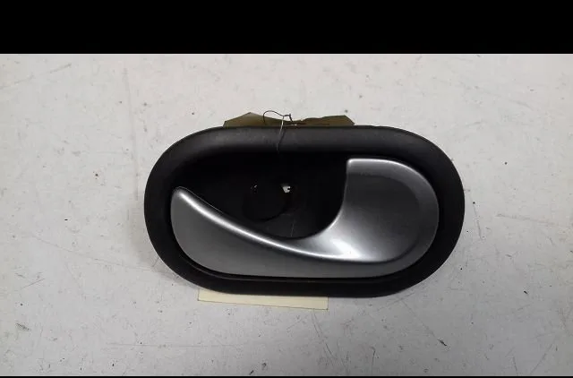 Poignee int porte avd Renault CLIO III (BR0-1, CR0-1) 1.5 dci (br17, cr17) (2005-2012) 5 portes occasion