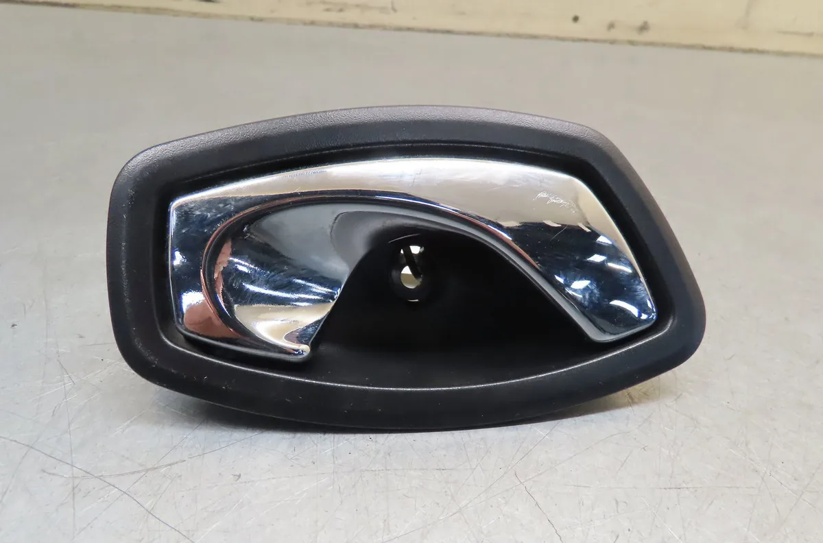 Poignee int porte avd Renault CLIO IV (BH_) 1.5 dci 75 (2012) 5 portes occasion