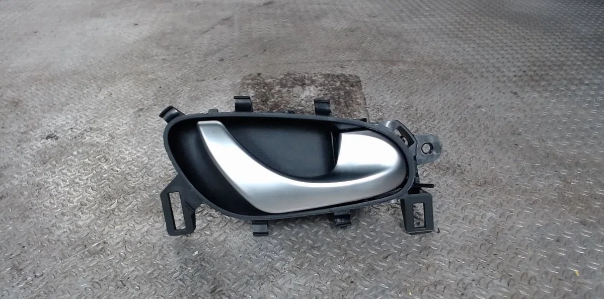 Poignee int porte avd RENAULT LATITUDE  LATITUDE occasion