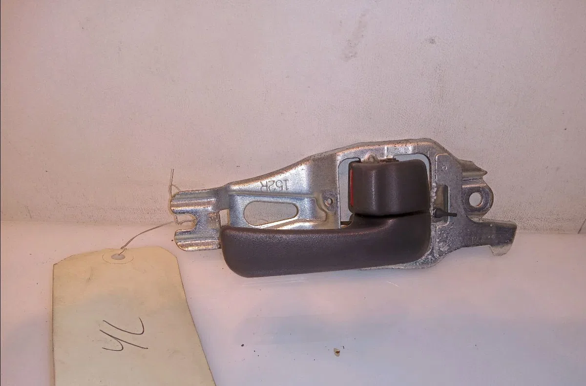 Poignee int porte avd Toyota RAV 4 I Cabrio (_A1_) 2.0 4wd (sxa11) (1997-2000) occasion