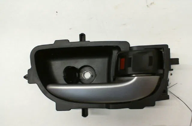Poignee int porte avd TOYOTA YARIS III Phase 2 06-2014 occasion