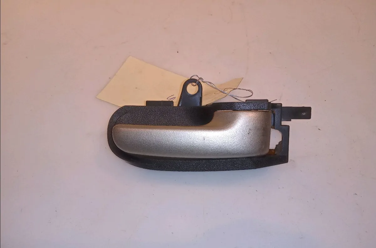 Poignee int porte avd Toyota YARIS (_P1_) 1.3 (scp12_, scp13_) (2002-2005) occasion