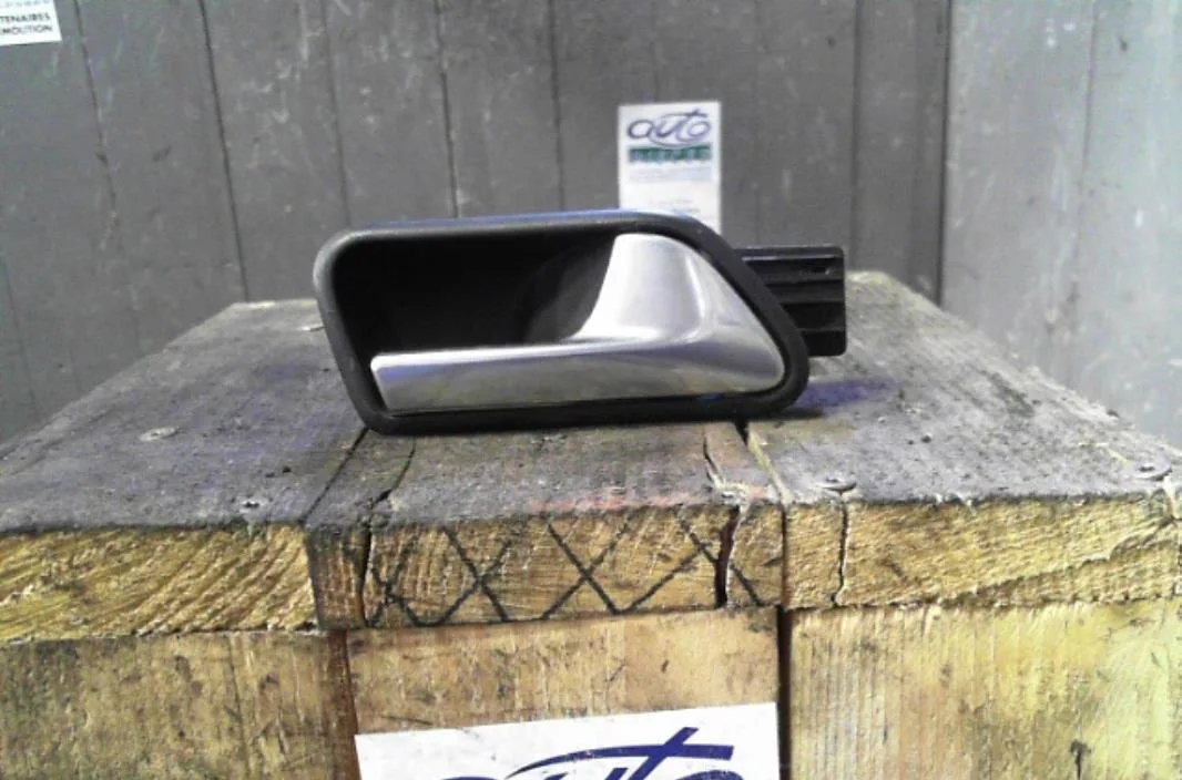 Poignee int porte avd Volkswagen TOURAN (1T1, 1T2) 1.9 tdi (2003-2004) 5 portes occasion