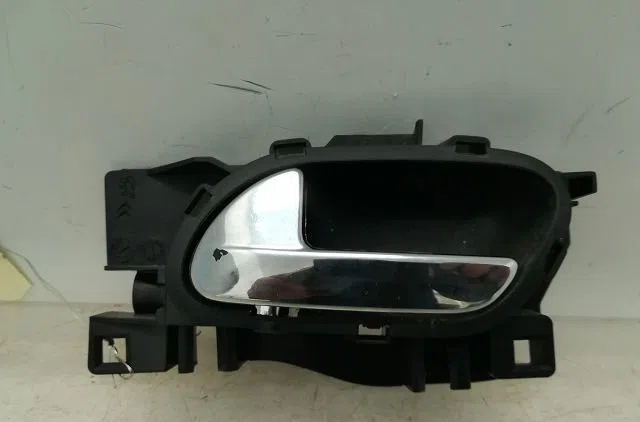Poignee int porte avg Citroen C3 II (SC_) 1.4 hdi 70 (sc8hzc, sc8hr0, sc8hp4) (2009) 5 portes occasion