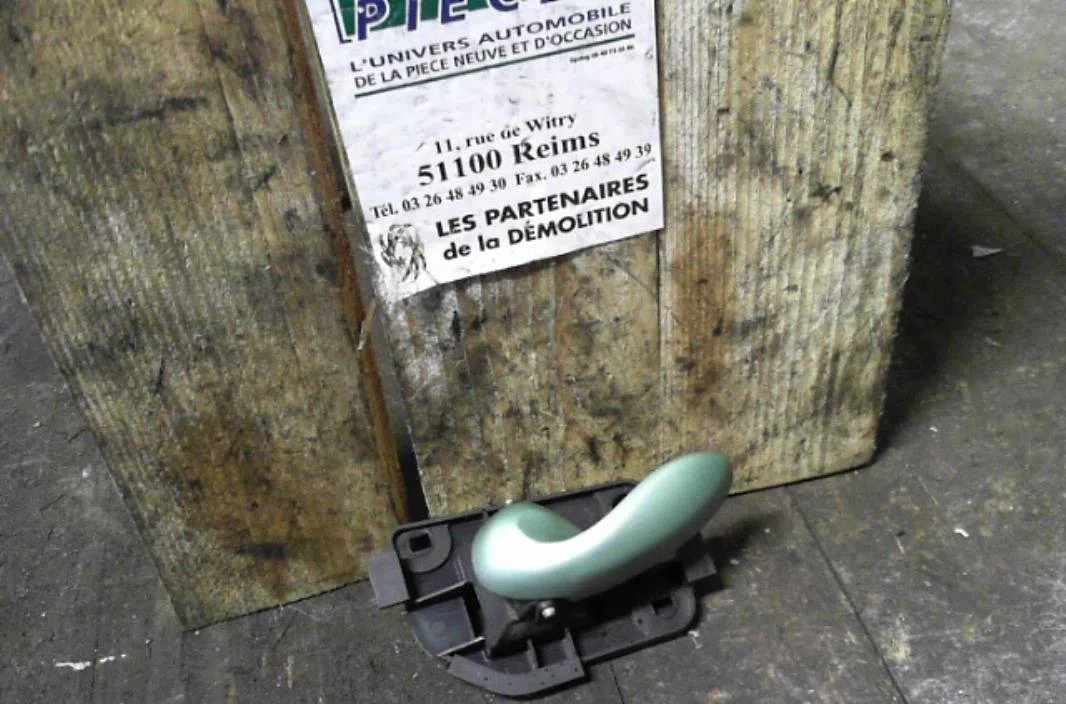 Poignee int porte avg Fiat PUNTO (188_) 1.2 60 (188.030, .050, .130, .150, .230, .250) (1999-2010) occasion