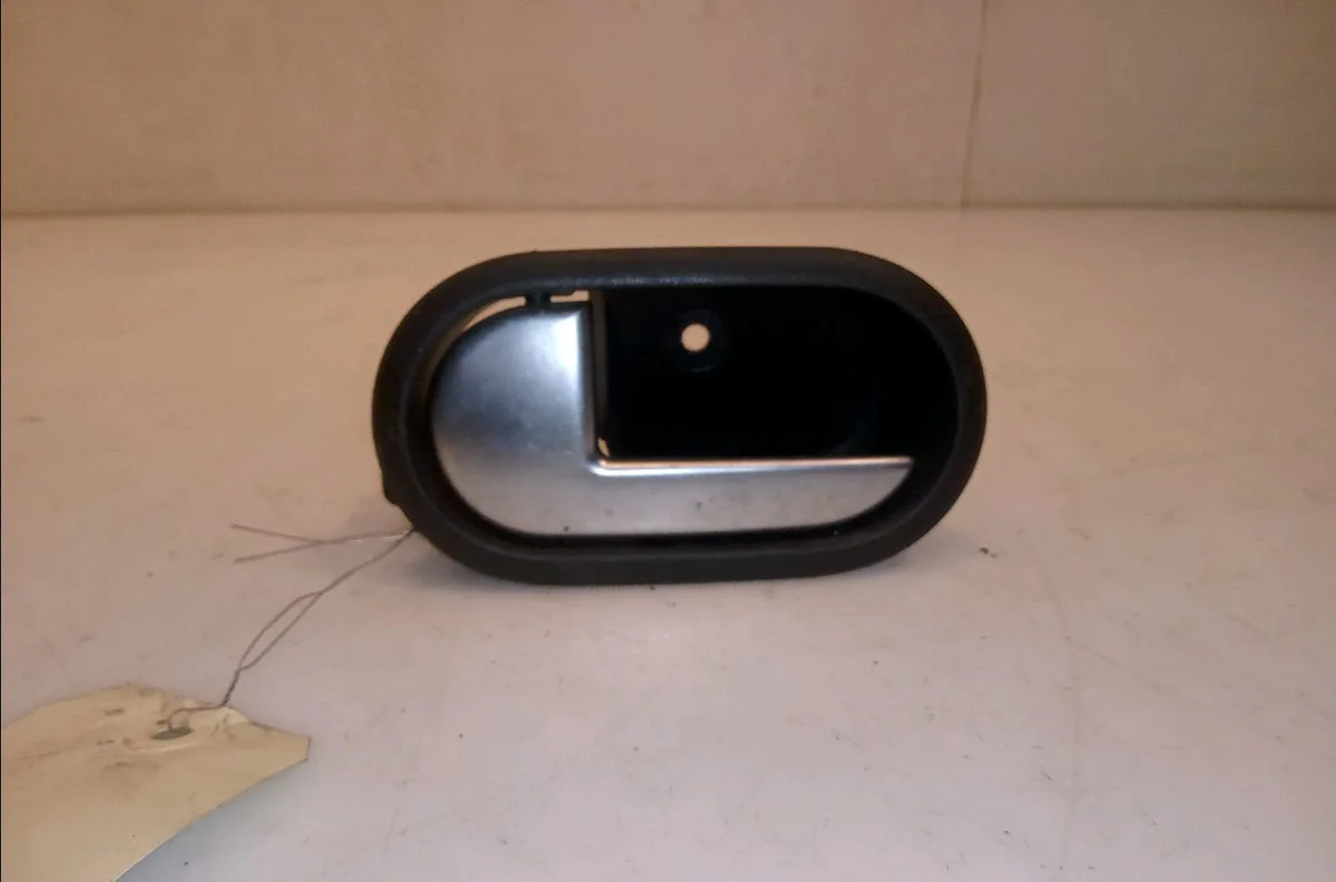 Poignee int porte avg Ford FIESTA V (JH_, JD_) 1.4 tdci (2001-2008) 5 portes occasion
