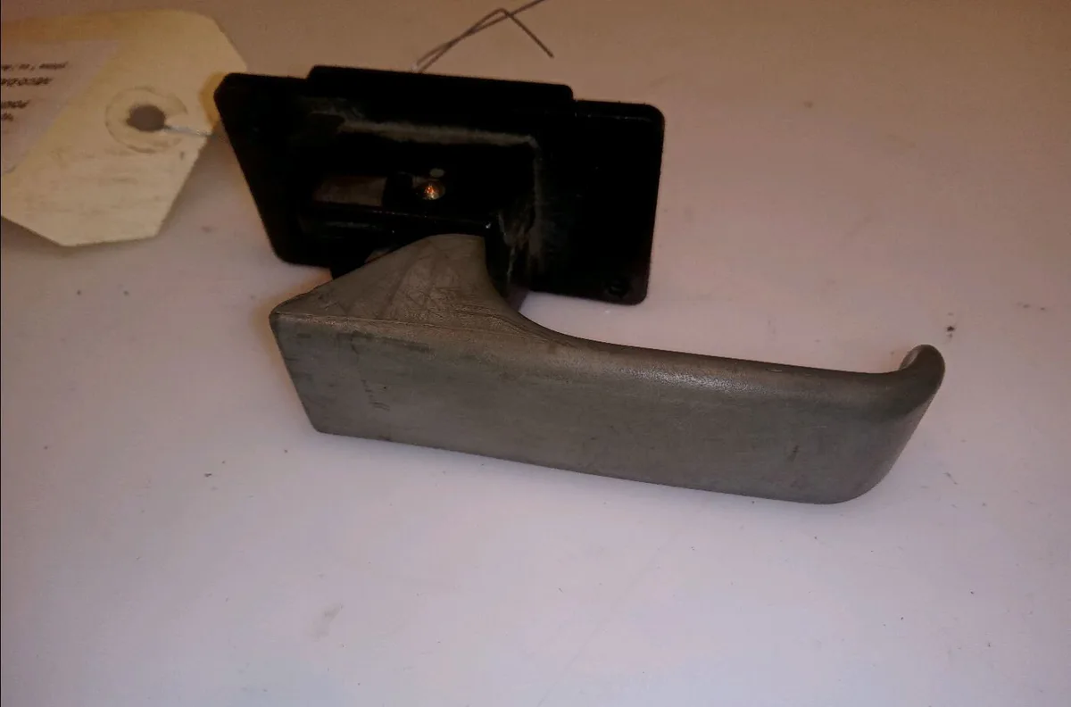 Poignee int porte avg Iveco DAILY I Camionnette 35-8 (10034131, 10034132, 10034137, 10034224, 10034231,... (1978-1989) o