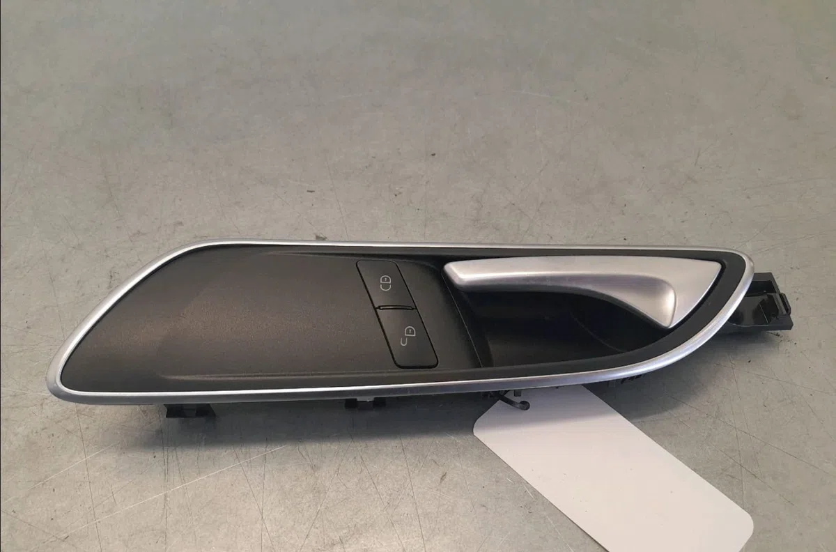 Poignee int porte avg Mercedes-benz CLASSE A (W176) A 160 (176.041) (2015-2018) occasion