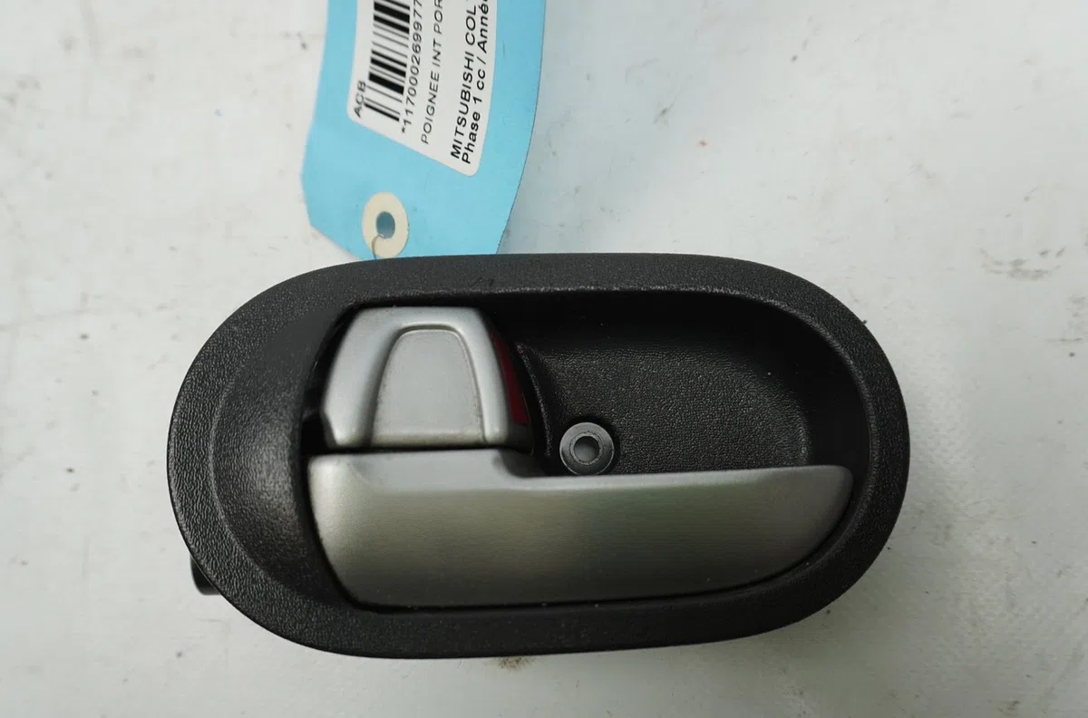 Poignee int porte avg Mitsubishi COLT VI (Z3_A, Z2_A) 1.3 (z21a) (2004-2012) occasion