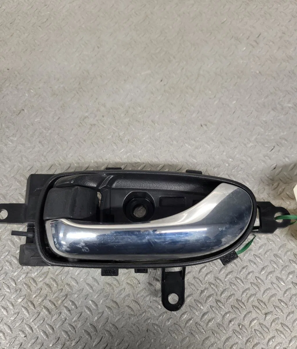 Poignee int porte avg Nissan LEAF (ZE0) Electric (2010) occasion