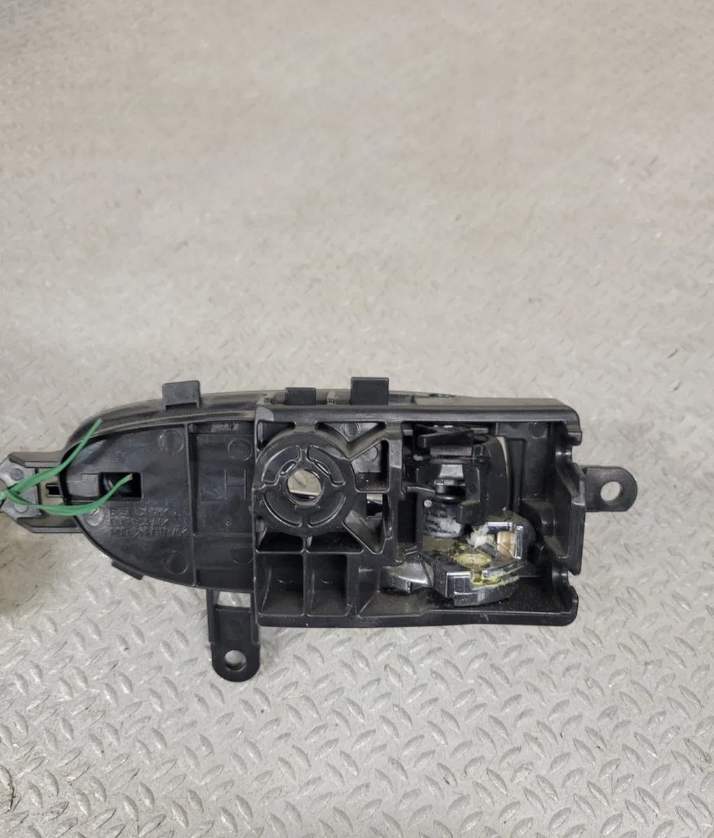 Poignee int porte avg Nissan LEAF (ZE0) Electric (2010) occasion