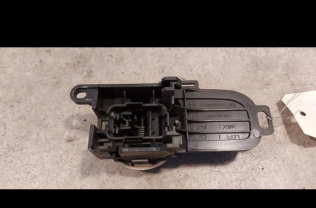 Poignee int porte avg Nissan MICRA III (K12) 1.2 16v (2003-2010) occasion