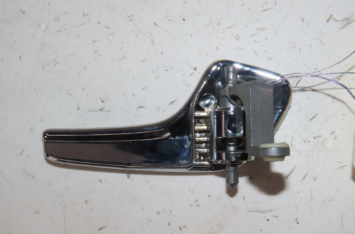 Poignee int porte avg Opel CORSA D (S07) 1.2 (l08, l68) (2006-2014) 5 portes occasion