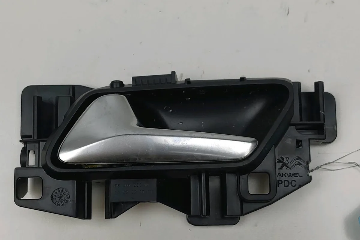 Poignee int porte avg Opel CORSA F 1.2 (68) (2019) occasion