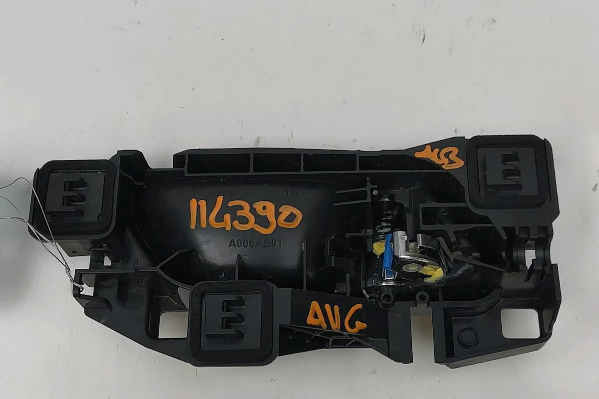 Poignee int porte avg Opel CORSA F 1.2 (68) (2019) occasion