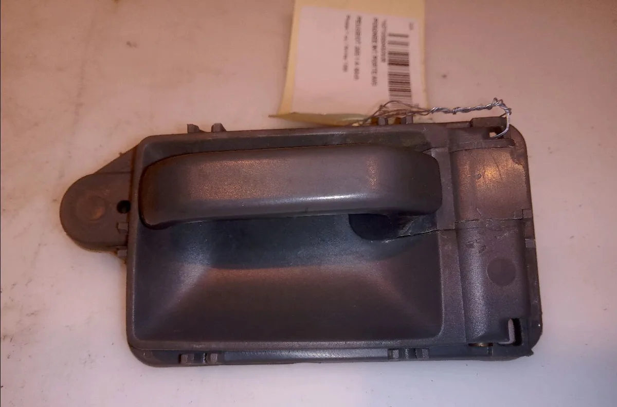 Poignee int porte avg Peugeot 205 II (20A-C) 1.4 (1988-1998) occasion