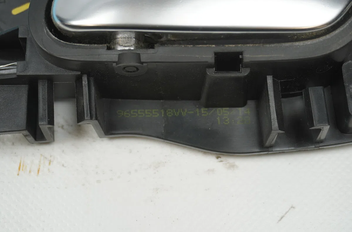 Poignee int porte avg Peugeot 208 I (CA_, CC_) 1.4 hdi (2012) 3 portes occasion