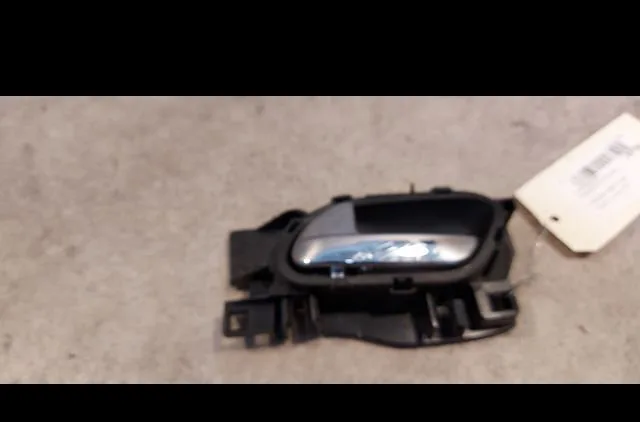 Poignee int porte avg Peugeot 3008 Monospace (0U_) 1.6 hdi (2009-2016) 5 portes occasion