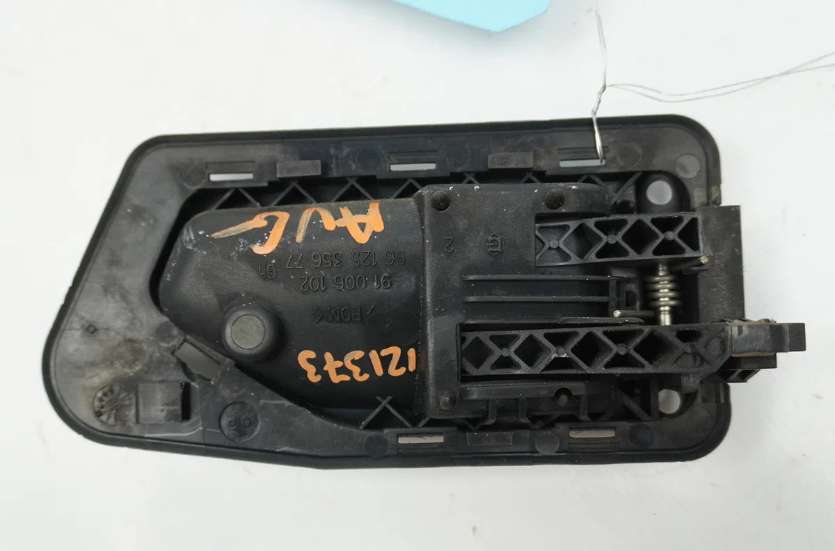 Poignee int porte avg Peugeot 306 3-5 portes (7A, 7C, N3, N5) 1.9 d (1994-2001) occasion