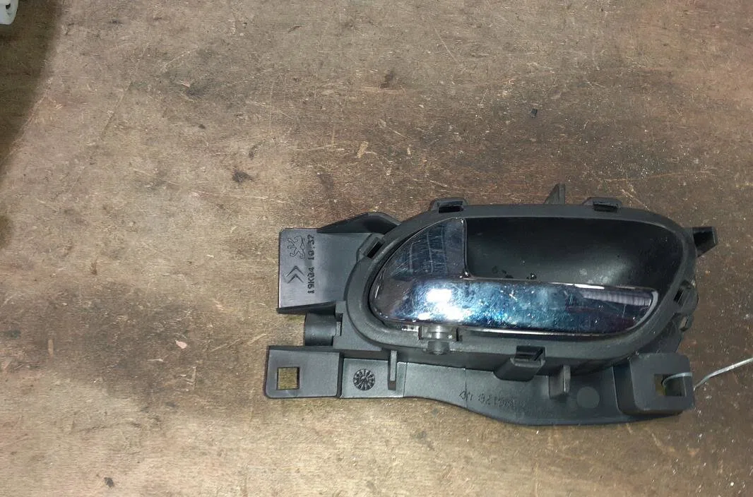 Poignee int porte avg Peugeot 407 (6D_) 1.6 hdi 110 (6d9hzc, 6d9hyc) (2004-2010) occasion