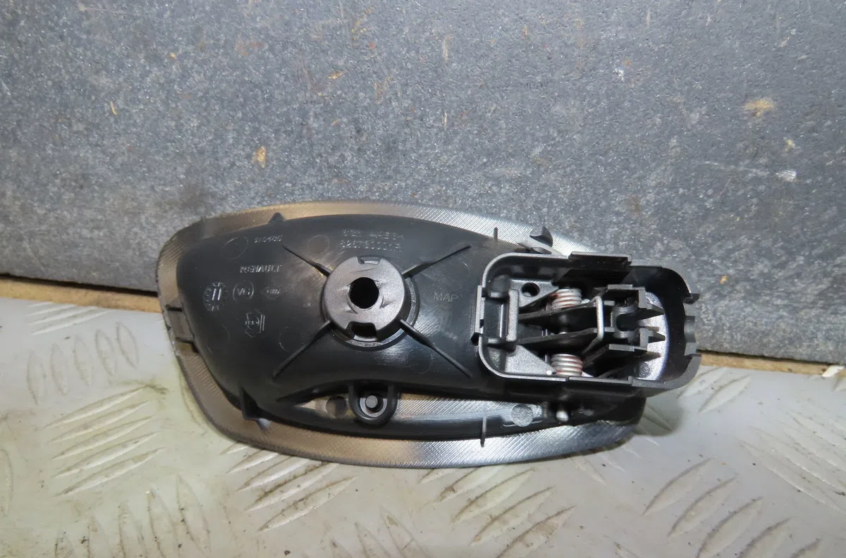 Poignee int porte avg Renault MEGANE III Grandtour (KZ0-1) 1.5 dci (kz09, kz0d, kz1g, kz29, kz14, kz1w, kz10, kz1f,... (