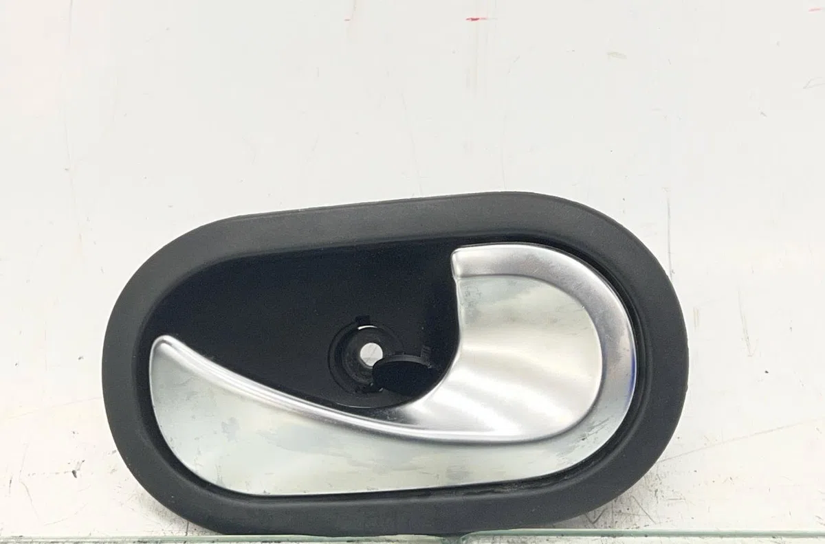 Poignee int porte avg RENAULT TWINGO 3 PHASE 1 occasion