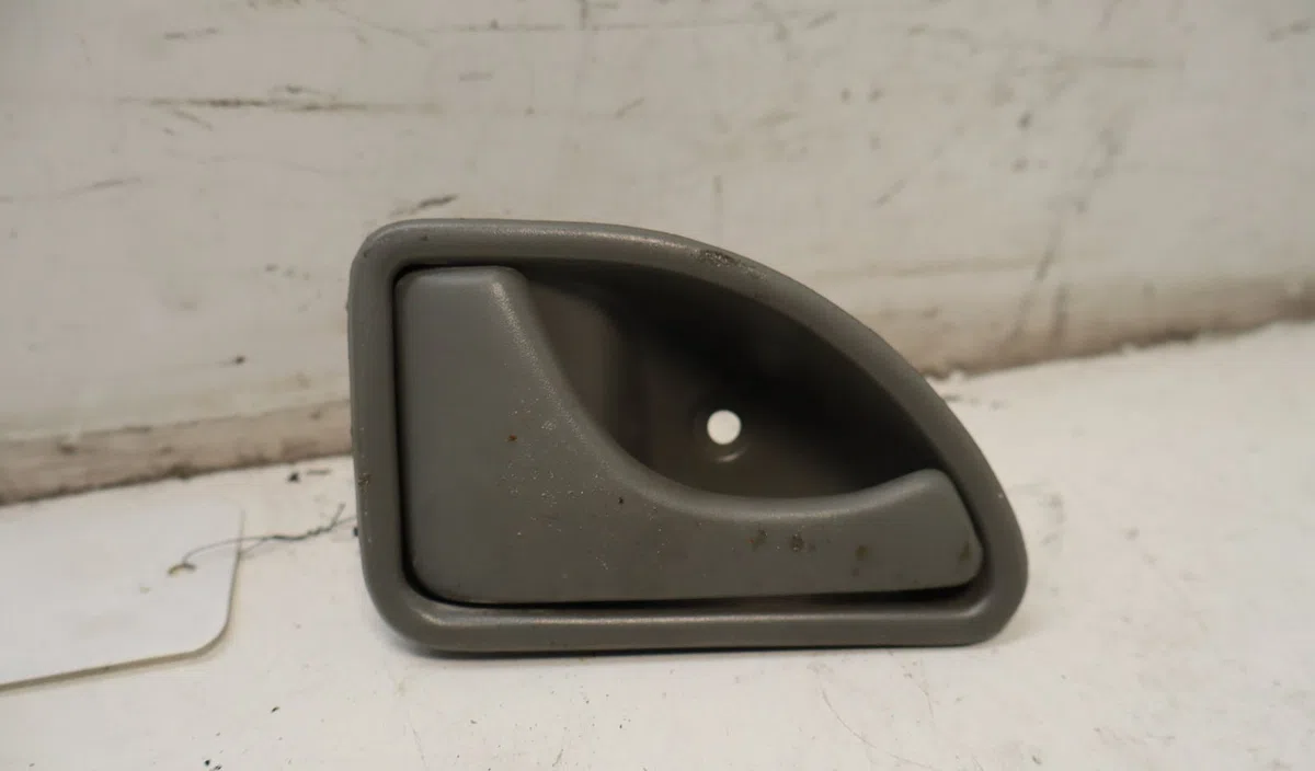 Poignee int porte avg Renault TWINGO I (C06_) 1.2 (c066, c068) (1996-2007) 3 portes occasion