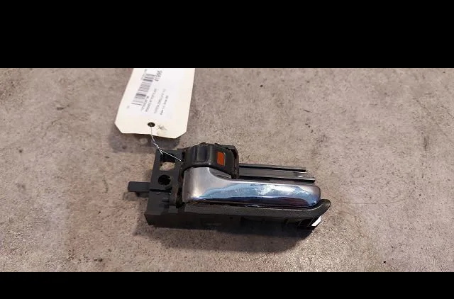 Poignee int porte avg Toyota COROLLA (_E12_) 1.4 d (nde120_) (2004-2007) 5 portes occasion