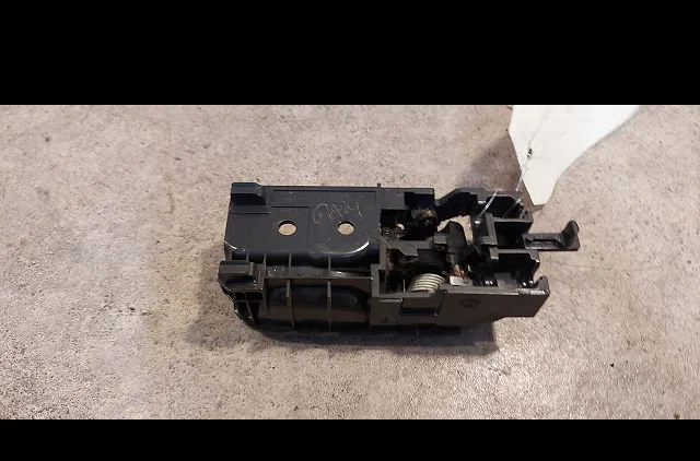 Poignee int porte avg Toyota COROLLA (_E12_) 1.4 d (nde120_) (2004-2007) 5 portes occasion