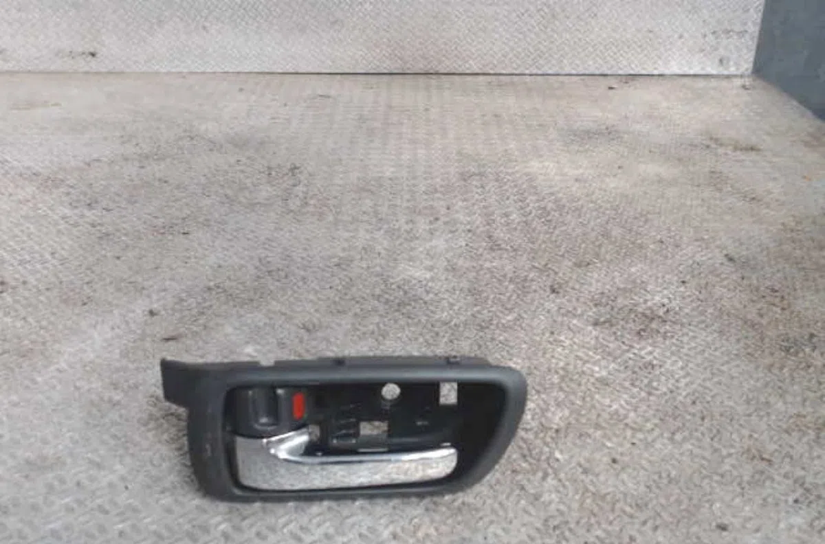 Poignee int porte avg TOYOTA COROLLA VERSO 2  COROLLA VERSO 2 PHASE 2 occasion
