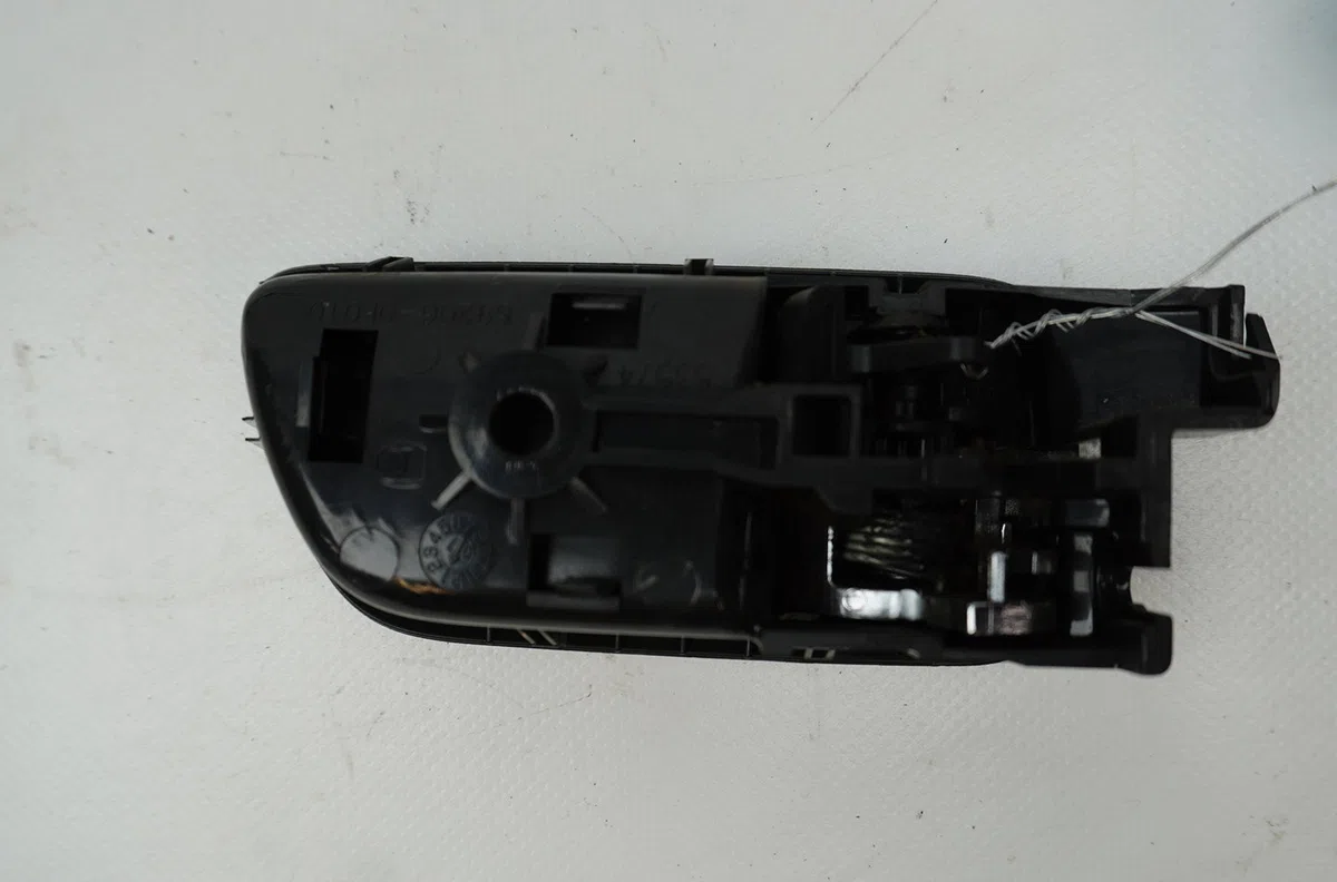 Poignee int porte avg Toyota COROLLA Verso (ZER_, ZZE12_, R1_) 2.2 d-4d (aur10_) (2005-2009) 5 portes occasion