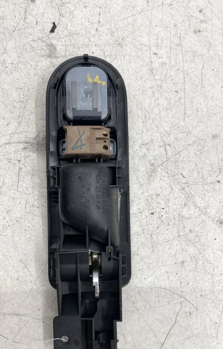 Poignee int porte avg Volkswagen NEW BEETLE Décapotable (1Y7) 1.6 (2003-2010) occasion
