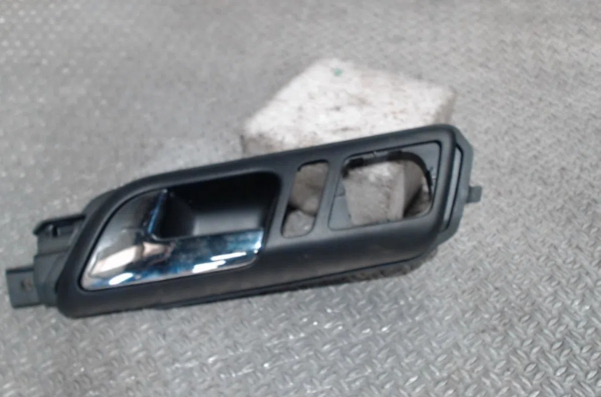 Poignee int porte avg VOLKSWAGEN POLO 4  POLO 4 PHASE 1 occasion