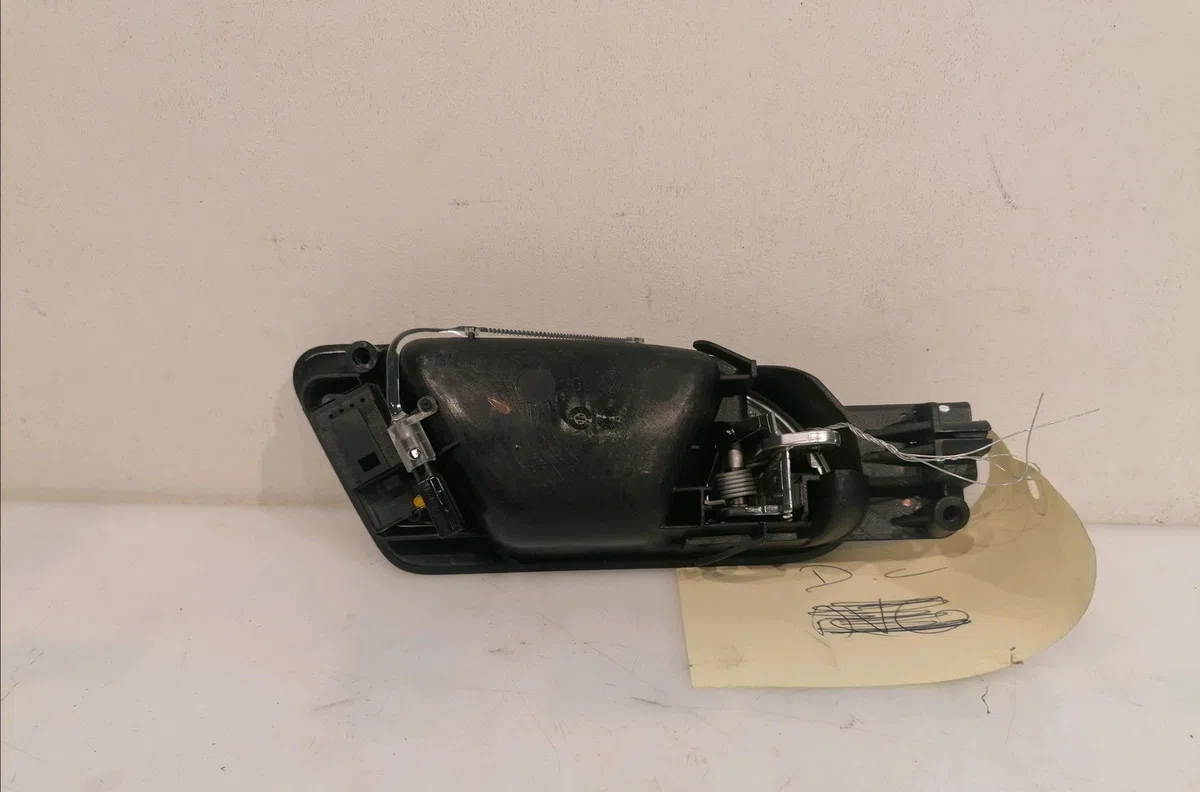 Poignee int porte avg Volkswagen TIGUAN (5N_) 2.0 tdi (2008-2018) occasion