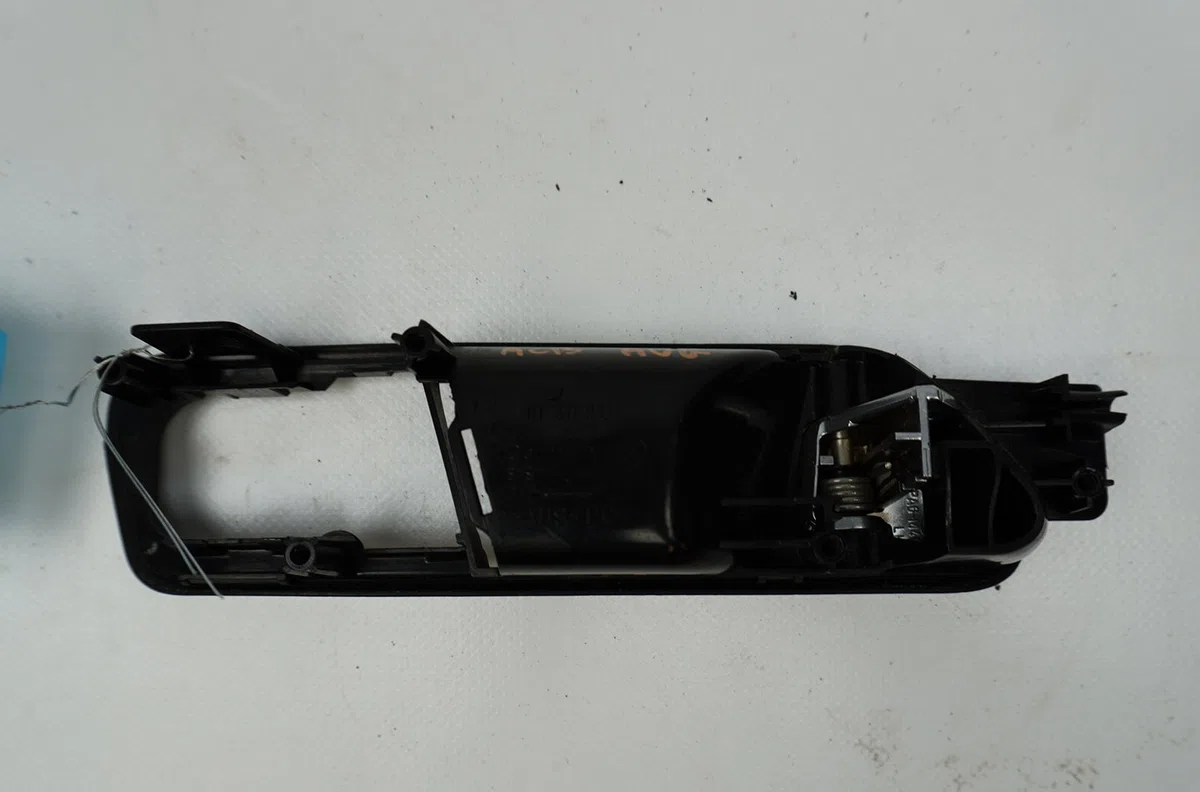 Poignee int porte avg Volkswagen TOURAN (1T1, 1T2) 2.0 tdi 16v (2003-2010) 5 portes occasion