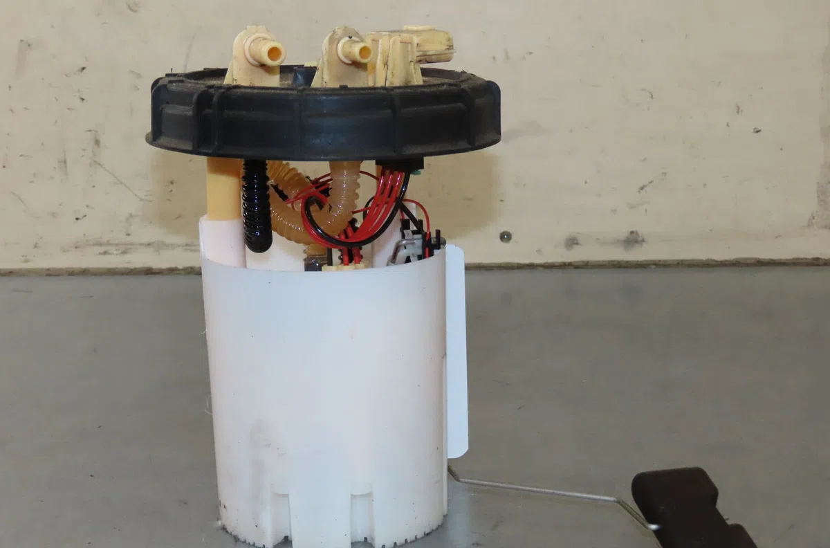 Pompe à carburant immergée Renault MEGANE IV 3-5 portes (B9A-M-N_) 1.5 blue dci 115 (b9a6) (2018) occasion
