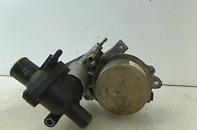 Pompe a vide FORD MONDEO II 2005 occasion