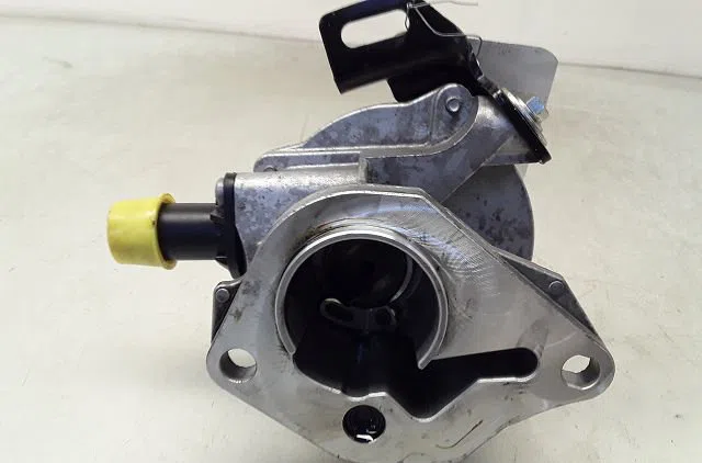 Pompe a vide Renault MEGANE III 3-5 portes (BZ0-1_, B3_) 1.5 dci (bz09, bz0d, bz1w, bz29, bz14) (2009) 5 portes occasion