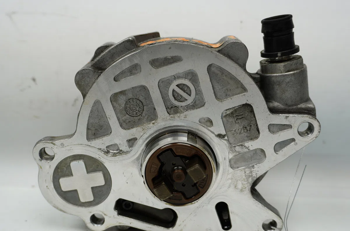 Pompe a vide Volkswagen GOLF VI (5K1) 1.6 tdi (2009-2012) 5 portes occasion