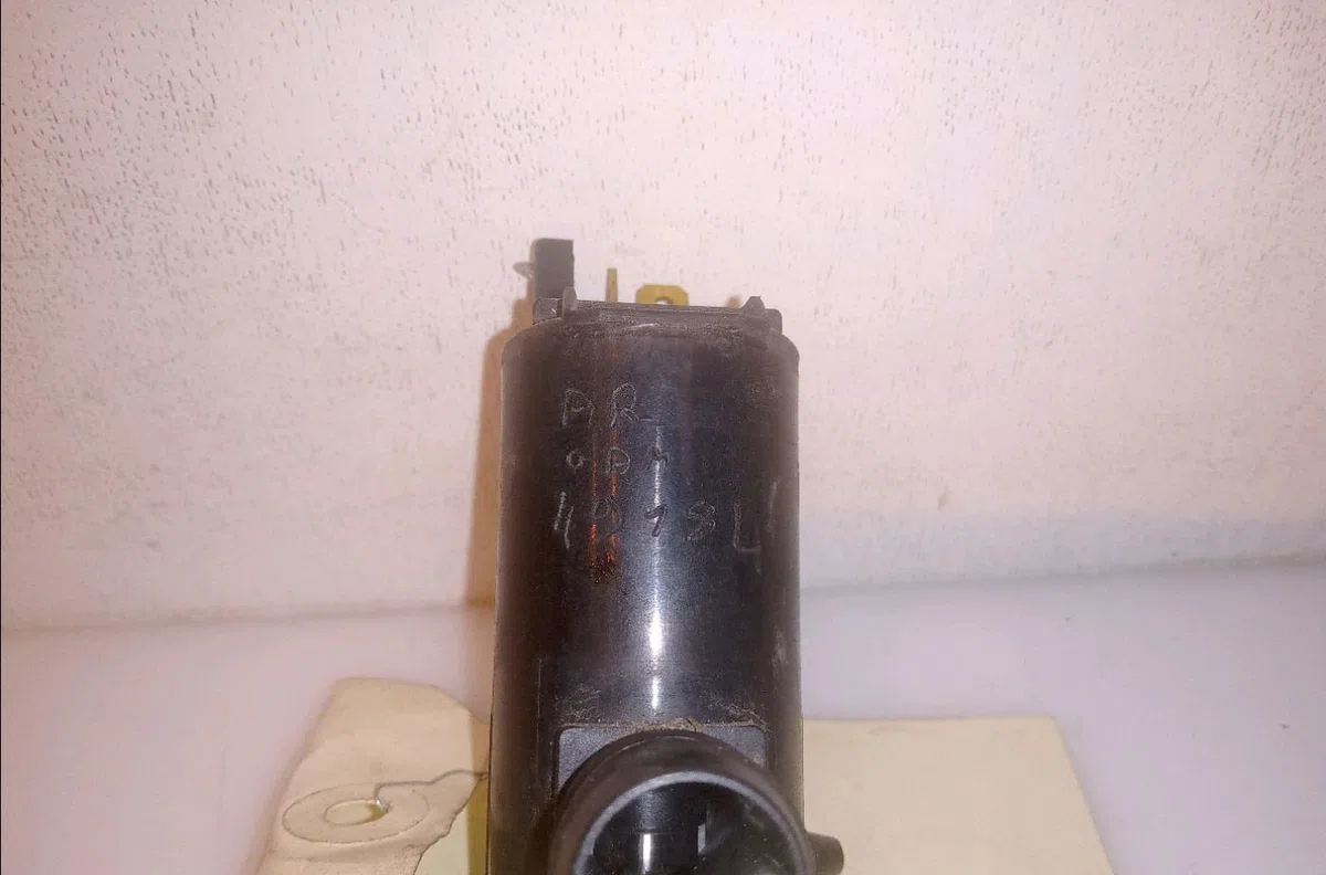 Pompe lave-glace ar Mazda 626 V Hatchback (GF) 1.8 (gf8p) (1997-1999) occasion