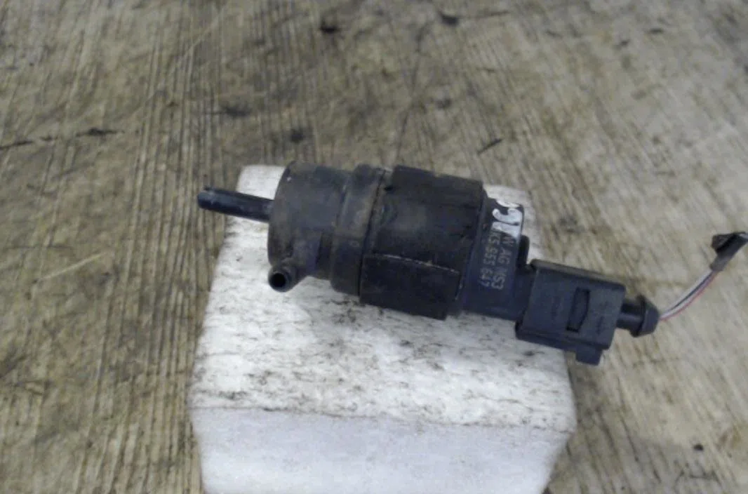 Pompe lave-glace avant AUDI A4 3  A4 3 PHASE 1 occasion