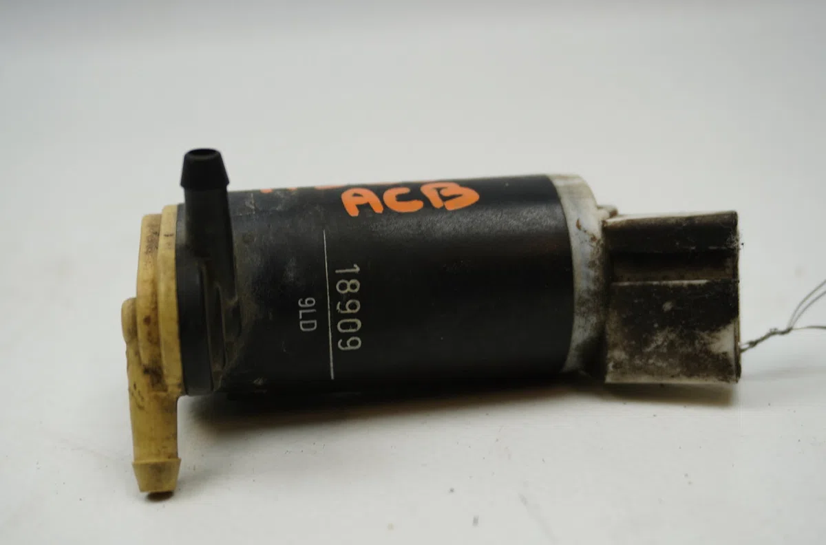Pompe lave-glace avant Nissan PRIMERA Hatchback (P11) 2.0 td (1996-2002) occasion
