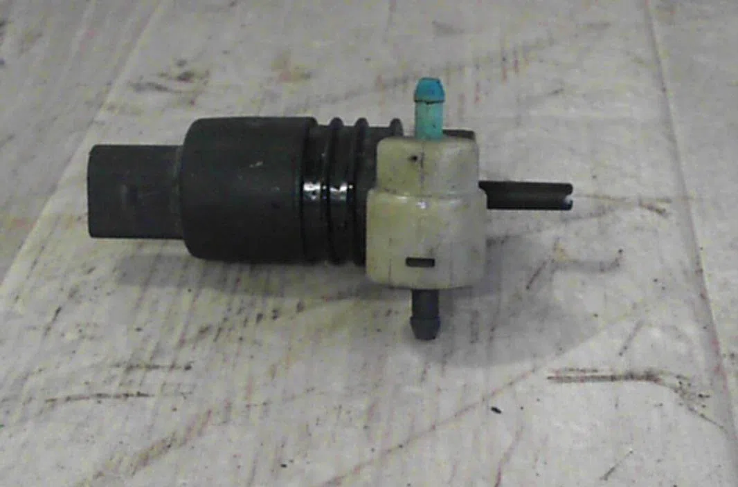 Pompe lave-glace avant Volkswagen GOLF IV (1J1) 1.9 tdi (1997-2004) 3 portes occasion