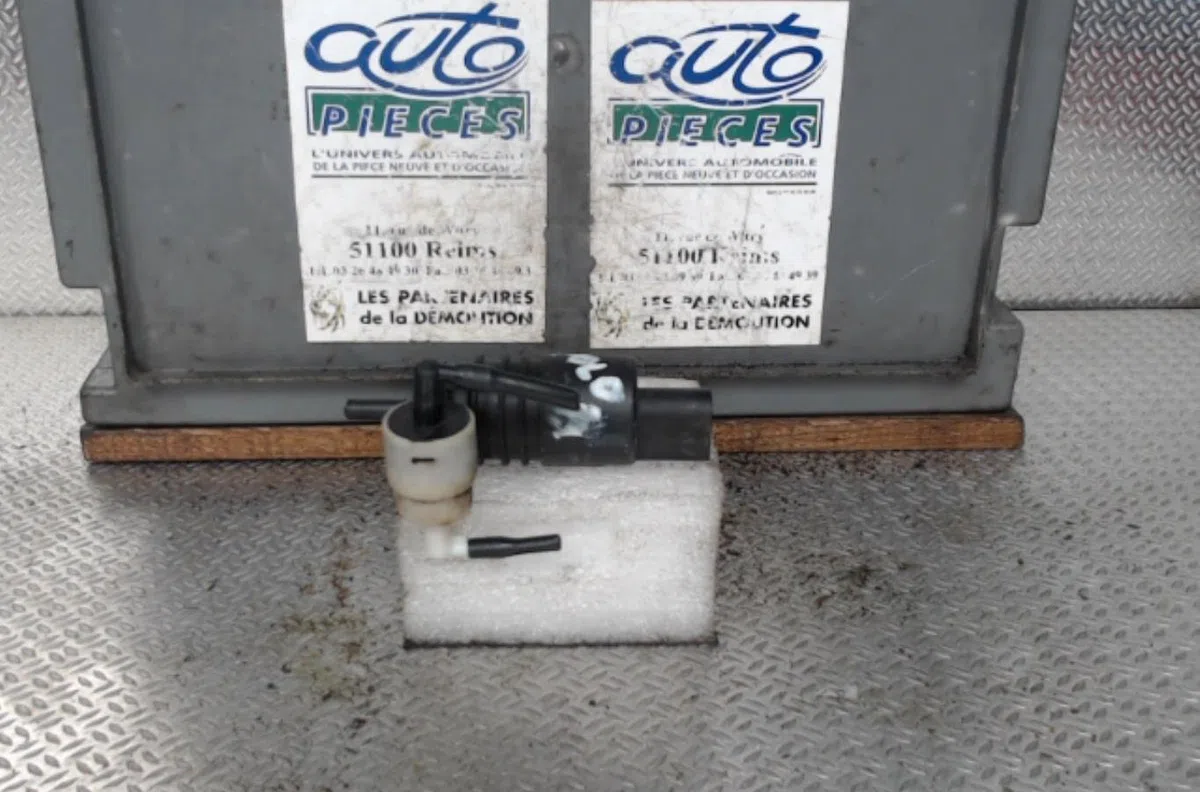 Pompe lave-glace avant VOLKSWAGEN POLO 4  POLO 4 PHASE 1 occasion
