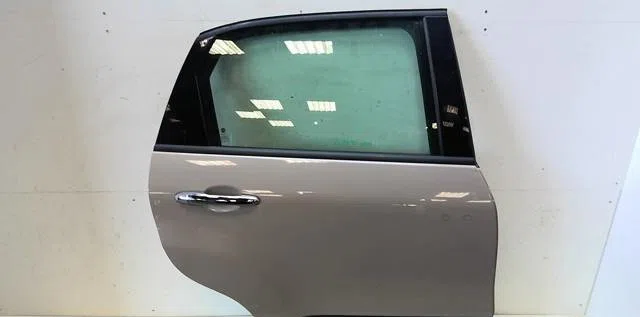 Porte arrière droite Fiat 500L (351_, 352_) 1.3 d multijet (199lxy1a, 199lxy11) (2012) occasion