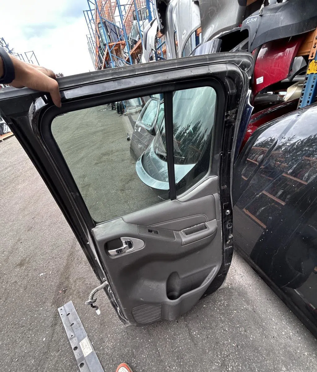 Porte arrière droite Nissan NP300 NAVARA (D40) 3.0 dci 4wd (2010) occasion
